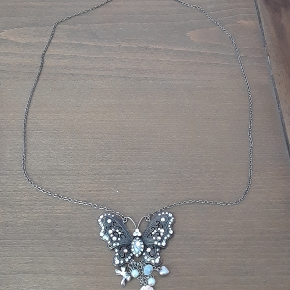 Beautiful butterfly necklace - Picture 2 of 3